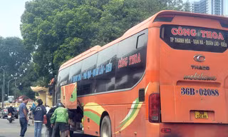 Những xe khách phải vào bến Giáp Bát hoặc Nước Ngầm, nhưng thực tế xuất hiện hằng ngày tại khu vực Cầu Giấy (Hà Nội) để đón/trả kháchẢnh: P.Thanh 