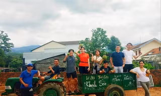 Du khách cùng các thành viên CLB “Hướng dẫn viên du lịch miễn phí” chụp hình lưu niệm tại thác Tà Gụ 