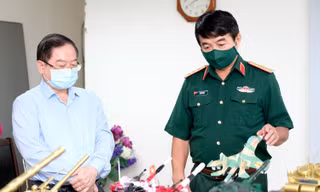 Thượng tướng Võ Văn Tuấn giới thiệu mô hình máy bay Su-30MK2 số hiệu 9370 với Tổng Biên tập báo Tiền Phong Lê Xuân Sơn ẢNH: Hoàng Mạnh Thắng 