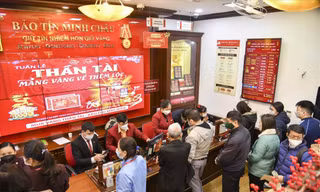 Từ hôm qua (9/2), người dân đã xếp hàng mua vàng sớm trước ngày vía Thần Tài 