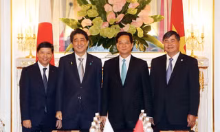 (Từ trái qua) Đại sứ Nguyễn Quốc Cường, Thủ tướng Nhật Bản Abe Shinzo, Thủ tướng Nguyễn Tấn Dũng, Đại sứ Đoàn Xuân Hưng năm 2015 Ảnh: Báo TGVN