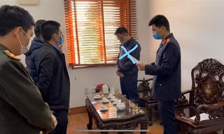 Đại diện Cơ quan tố tụng đọc lệnh bắt tạm giam ông Vũ Đức Tuấn, Phó trưởng Công an huyện Vũ Thư. ảnh: Hoàng Long 