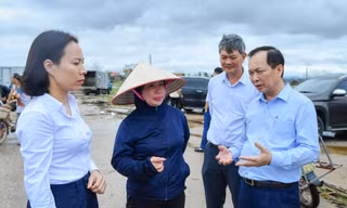 Phó Thống đốc Ngân hàng Nhà nước Đào Minh Tú đi thực tế tại Quảng Ninh và gặp các hộ dân có vay ngân hàng bị ảnh hưởng sau bão số 3 Ảnh: N.H