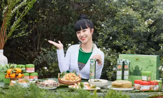 Chị Nguyễn Thị Thu Hoa, CEO Trường Foods bên sản phẩm cao cấp Con Cui làm từ thịt lợn mán