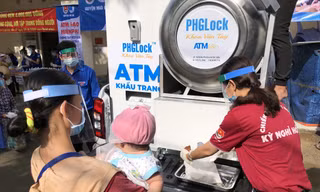 Người dân đến nhận gạo ở ATM gạo lưu động trên chiếc xe bán tải 