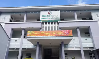 Trụ sở Trung tâm Quan trắc Tài nguyên và Môi trường Gia Lai (ảnh lớn); Trang thiết bị phủ bạt ngoài trời (ảnh nhỏ) 