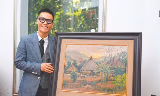 Họa sĩ Chu Quang bên tác phẩm của ông nội - nghệ nhân nhân dân Chu Mạnh Chấn