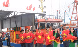 Ngư dân Võ Văn Hân (thứ 2 từ phải sang) cùng các thuyền viên hân hoan mừng con tàu vỏ thép Biển Đông 1 hạ thủy