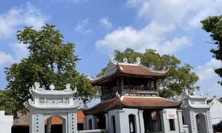 Tam quan, gác chuông chùa Đậu vẫn chờ sửa lại màu sơn Ảnh: KỲ SƠN 