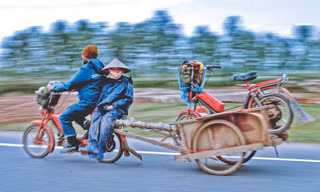 Một cặp vợ chồng ở ngoại thành Hà Nội đang trên đường về nhà sau khi chở hàng vào nội thành. Để tiết kiệm xăng, người chồng chở cả vợ và xe của vợ ở phía sau