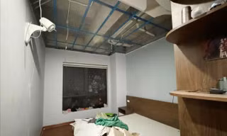 Trần thạch cao một căn hộ chung cư ở Hà Nội sập sau bão Ảnh: ST