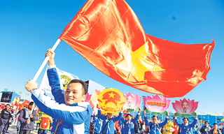 Quốc kỳ Việt Nam tung bay tại Festival 19 Ảnh: Xuân Tùng 