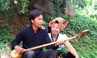 Anh Lù Hiền và vợ bên cây tính tẩu