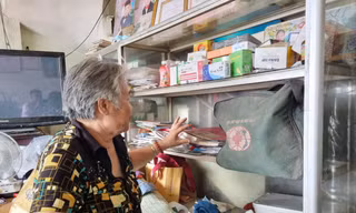 Bà Liên bên tủ thuốc, các loại dụng cụ, các loại thuốc, dung dịch sát khuẩn thiết yếu sơ cứu người tai nạn giao thông 