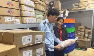 Lực lượng quản lý thị trường TPHCM thu giữ nhiều nội tạng động vật “3 không” tại một kho hàng ở phường Bình Chiểu (TP Thủ Đức)