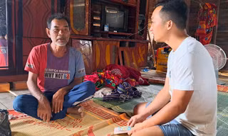 Ông Kpa Thương (bên trái) chưa dứt nỗi đau mất con trai