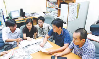 Một buổi sinh hoạt chuyên môn tại Ban Sinh Viên Việt Nam, hè năm 2006. Trong ảnh, tác giả ngồi giữa Ảnh: Tư liệu