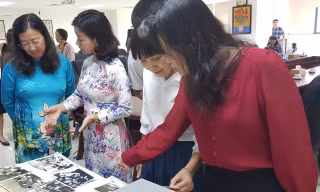 Bà Hà Thị Ngọc Hà (bìa trái) giới thiệu những tư liệu của cố đại sứ Hà Văn Lâu được gia đình gửi tặng cho Trung tâm Lưu trữ Quốc gia 3 Ảnh: KIẾN NGHĨA