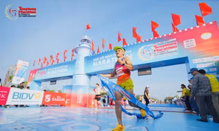 Vận động viên Nguyễn Văn Long vô địch Tiền Phong Marathon ở tuổi 39 