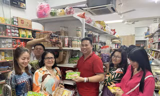 Kiều bào ở Malaysia mua sản phẩm Việt Nam