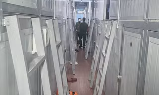 Các hộp ngủ được thiết kế bằng nhôm, xếp chồng lên nhau tại căn nhà trên đường Nguyễn Thiện Thuật, quận Bình Thạnh, TPHCM