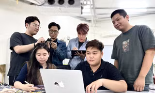 Bạn Duy Đức (ngồi) cùng đồng nghiệp thảo luận về dự án sắp tớiẢnh: PV 