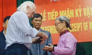 Ông Peter Mathews trao cuốn nhật ký của liệt sĩ Cao Văn Tuất cho bà Cao Thị Nồng - em gái liệt sĩ