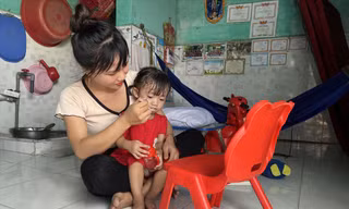 Chị Phùng Thị Vui (công nhân Công ty Pouyuen) lo lắng nếu cả hai vợ chồng mất việcảnh: U.P 