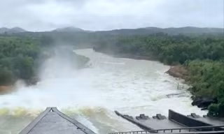 Hồ Vực Mấu xả lũ bất ngờ khiến người dân Hoàng Mai (Nghệ An) ngập trong biển nước Ảnh: Cảnh Huệ