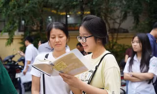 Học sinh dự thi lớp 10 Trường THPT Chuyên Khoa học Xã hội và Nhân văn sáng 2/6Ảnh: Đức Nguyễn 