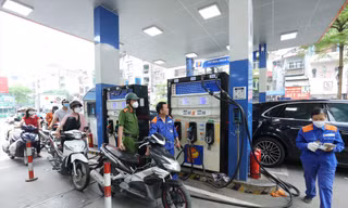 Doanh nghiệp bán lẻ xăng dầu vẫn chịu nhiều thiệt thòi vì cơ chế điều hành còn những bất cập Ảnh: Như ý