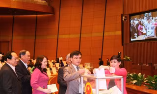 Bỏ phiếu tín nhiệm các chức danh cho Quốc hội bầu Ảnh: TTXVN