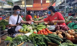Mức giảm trừ gia cảnh lạc hậu khiến người làm công ăn lương “còng lưng” gánh thuế phải cắt giảm chi tiêu (Ảnh minh họa)