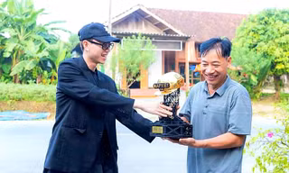 Ông Bùi Văn Tường đón cup Quán quân Rap Việt từ tay con trai 