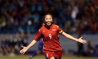 Huỳnh Như rạng rỡ trong màu áo ĐT Việt Nam Ảnh: Getty Images