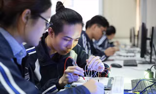 Sinh viên Trường Đại học Công nghệ (Đại học Quốc gia Hà Nội) trong phòng nghiên cứu Ảnh: ANH THƯ
