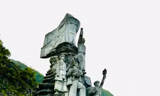 Tượng đài Thanh niên Xung phong xây dựng Con đường Hạnh phúc Ảnh: Lê Xuân Sơn