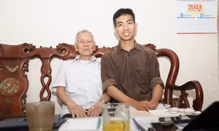 Cụ Thái cùng phóng viên Tiền Phong Ảnh: NGÔ TÙNG