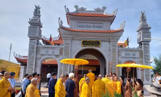 Sư thầy cùng các doanh nhân chuẩn bị khánh thành chùa Sinh Tồn Đông Ảnh: Trần Tuấn