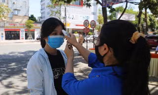 Đo thân nhiệt thí sinh tại điểm thi Trường THPT Phan Đình Phùng (Hà Tĩnh) Ảnh: Thiếu niên Tiền phong 