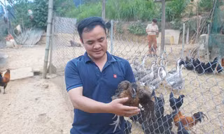 Anh Hà Văn Ngọc tại khu vực chăn nuôi gà trong trang trại của mình 