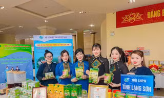 Chị Vy Thị Lụa (giữa) và những người khởi nghiệp xứ Lạng Ảnh: Duy Chiến 