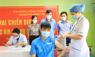 Thành phố Móng Cái, Quảng Ninh tiêm vắc-xin cho cư dân biên giới Ảnh: Hoàng Dương