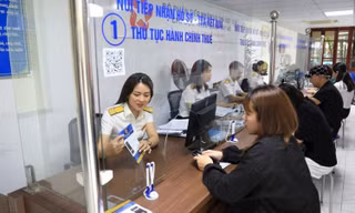Cán bộ thuế tại Hà Nội hướng dẫn người dân kê khai thuế Ảnh: UBND TP Hà Nội