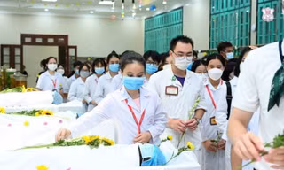 Đặt hoa tưởng niệm những người hiến xác vì y học