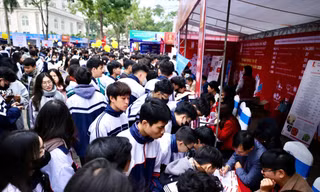 Thí sinh tìm hiểu thông tin tuyển sinh ĐH Ảnh: NGHIÊM HUÊ