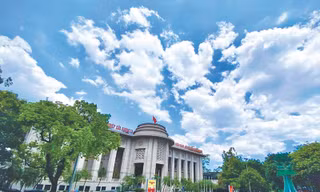 Nghị quyết Trung ương yêu cầu chấm dứt sở hữu chéo ngân hàng thay vì hạn chế như lâu nay. Tuy khó xử lý hoàn toàn tình trạng sở hữu chéo trong hoạt động ngân hàng