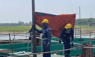 Phòng chống say nắng là một trong những yêu cầu cấp thiết trên các công trường