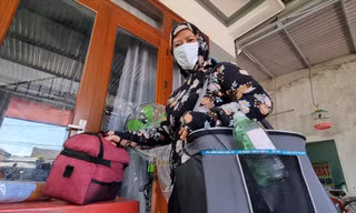 Nữ điều dưỡng nhận thùng sữa trước nhà người cho Ảnh: Thanh Trần
