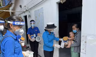 Tặng quà cho người lao động ở Bình Dương. Ảnh: H.C 